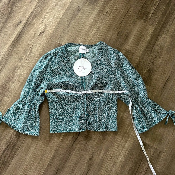 Princess Polly Tops - NWT Women’s Princess Polly Floral Crop Top (size 2)